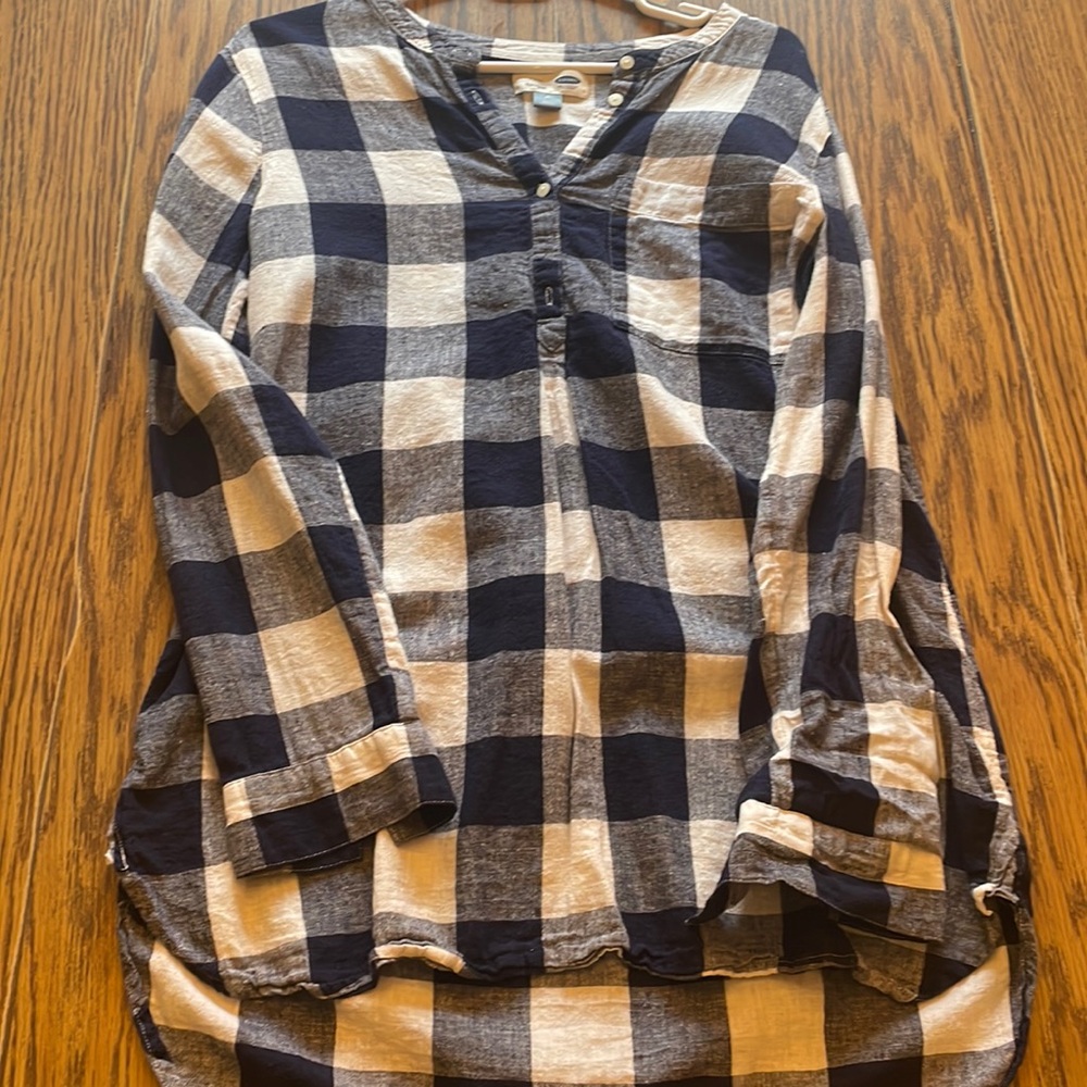Old Navy Medium Blue and white checkered quarter button down